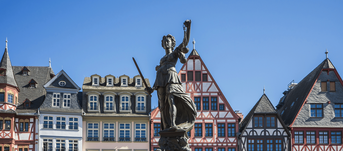 Statue of Justice and Frankfurt Römer: Leonhard-niederwimmer